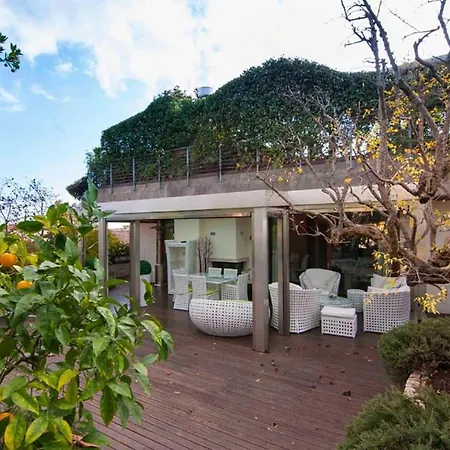 Eden Island Bed & Breakfast 2*